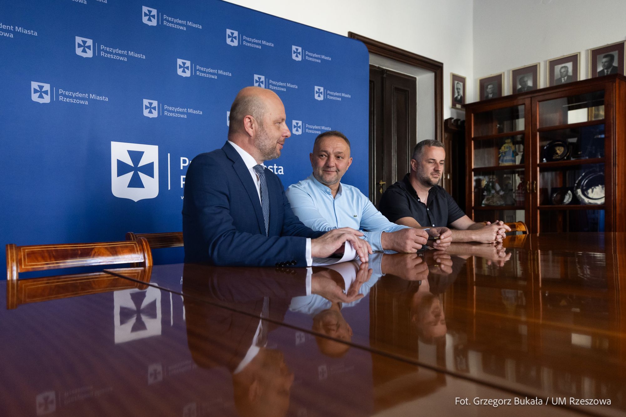 zdjęcie z podpisania przez Prezydenta Miasta Rzeszowa Konrada Fijołka, dw&oacute;ch um&oacute;w doyczących drogowych inwestycji, fot. Grzegorz Bukała, Urząd Miasta Rzeszowa